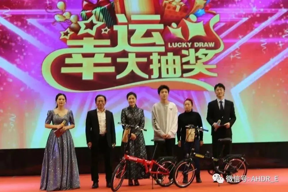 董事長王青、總經(jīng)理劉琴芳頒發(fā)一等獎